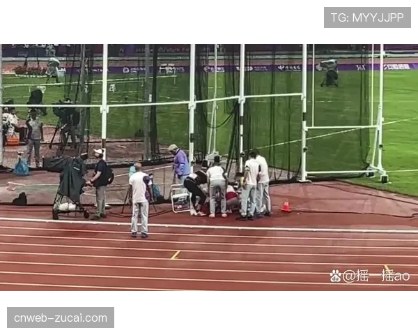 比赛补时长达12分钟创纪录 裁判组处理突发事件能力受考验 比赛补时长达12分钟创纪录 裁判组处理突发事件能力受考验